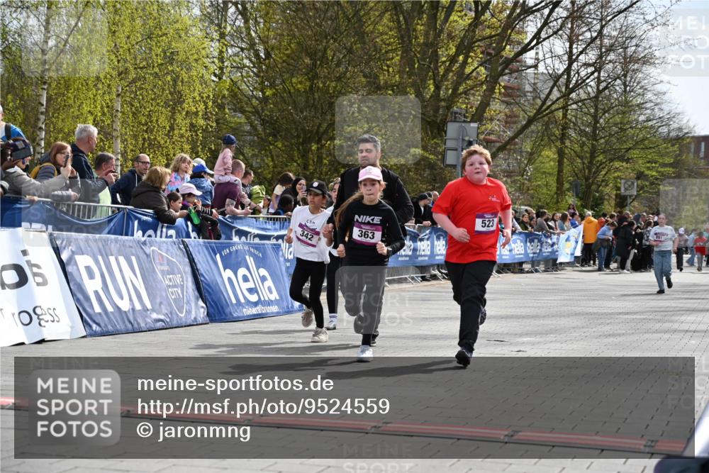 12.04.2026 - 45. Internationalen Wilhelmsburger Insellauf J. Mangold http://msf.ph/oto/9524559 12.04.2026 14:51:38 Ziel 1071, 523, 363, 342, 505 meine-sportfotos.de