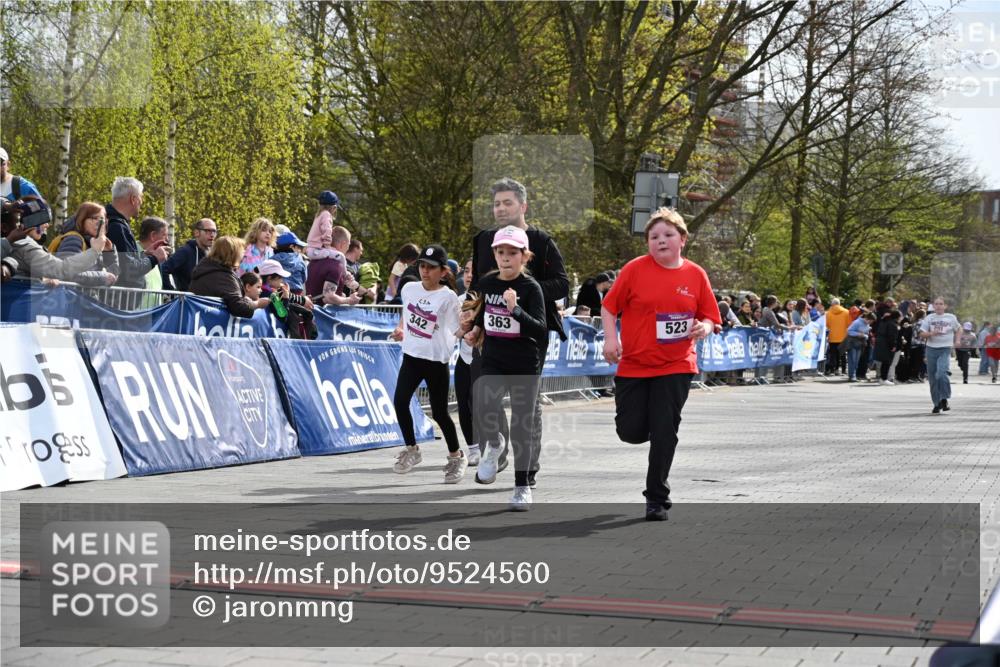 12.04.2026 - 45. Internationalen Wilhelmsburger Insellauf J. Mangold http://msf.ph/oto/9524560 12.04.2026 14:51:38 Ziel 1071, 523, 363, 342, 505 meine-sportfotos.de