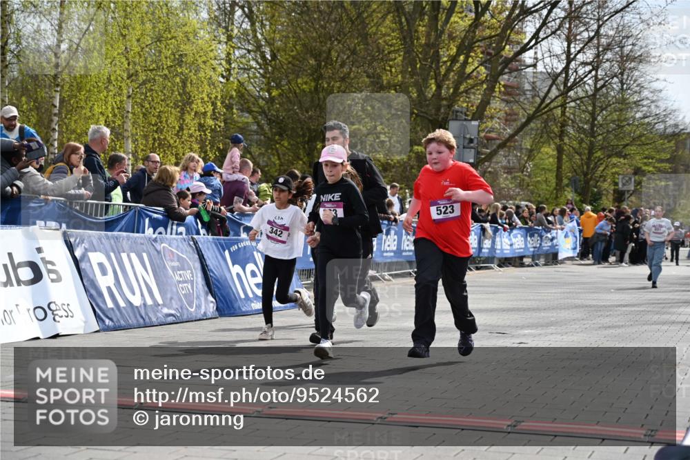 12.04.2026 - 45. Internationalen Wilhelmsburger Insellauf J. Mangold http://msf.ph/oto/9524562 12.04.2026 14:51:38 Ziel 1071, 523, 363, 342, 505 meine-sportfotos.de