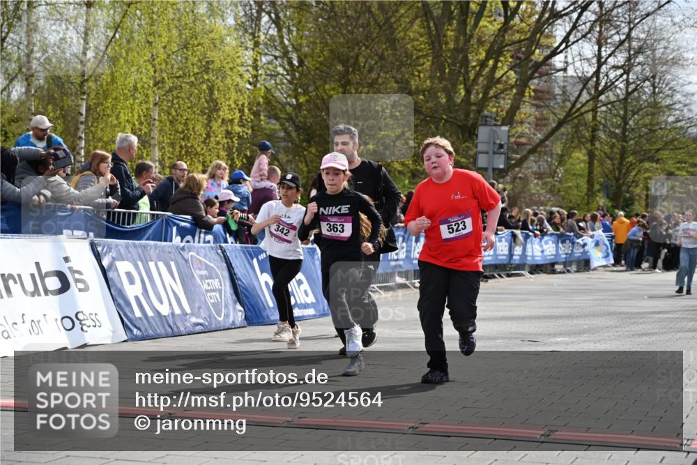 12.04.2026 - 45. Internationalen Wilhelmsburger Insellauf J. Mangold http://msf.ph/oto/9524564 12.04.2026 14:51:38 Ziel 1071, 523, 363, 342, 505 meine-sportfotos.de
