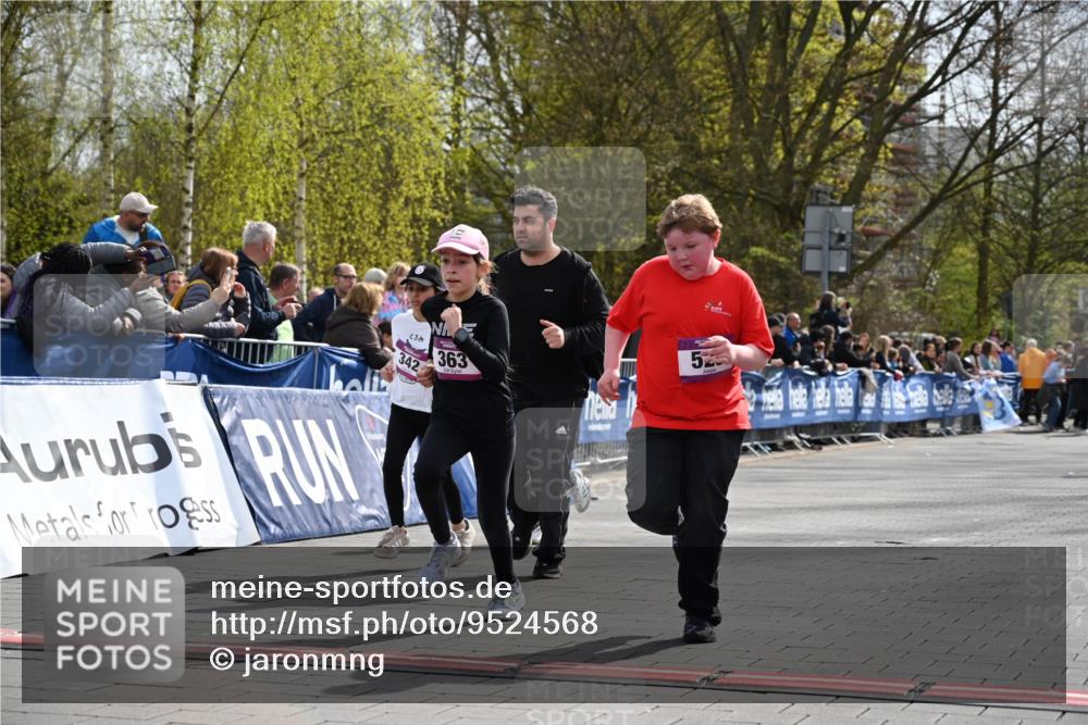 12.04.2026 - 45. Internationalen Wilhelmsburger Insellauf J. Mangold http://msf.ph/oto/9524568 12.04.2026 14:51:38 Ziel 1071, 523, 363, 342, 505 meine-sportfotos.de