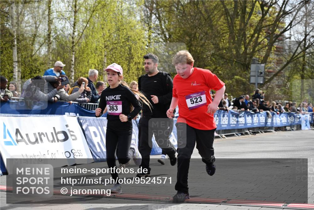 12.04.2026 - 45. Internationalen Wilhelmsburger Insellauf J. Mangold http://msf.ph/oto/9524571 12.04.2026 14:51:39 Ziel 1071, 523, 363, 342, 505 meine-sportfotos.de