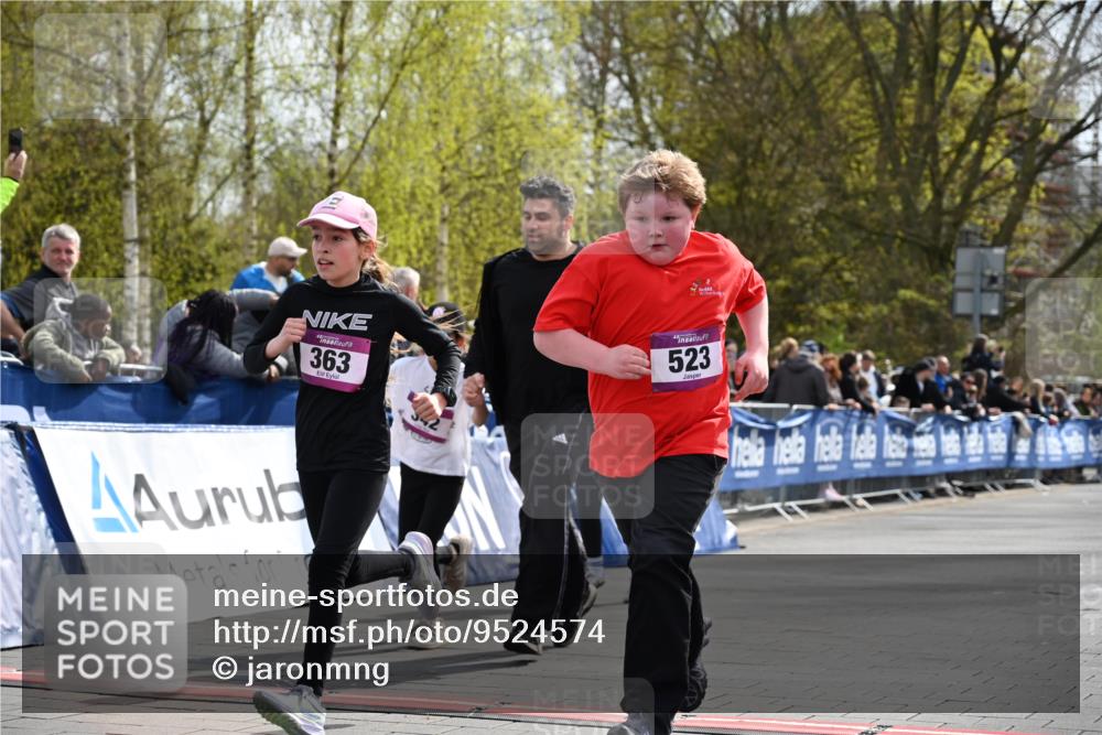 12.04.2026 - 45. Internationalen Wilhelmsburger Insellauf J. Mangold http://msf.ph/oto/9524574 12.04.2026 14:51:39 Ziel 1071, 523, 363, 342, 505 meine-sportfotos.de