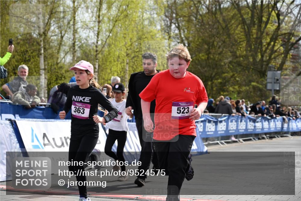 12.04.2026 - 45. Internationalen Wilhelmsburger Insellauf J. Mangold http://msf.ph/oto/9524575 12.04.2026 14:51:39 Ziel 1071, 523, 363, 342, 505 meine-sportfotos.de