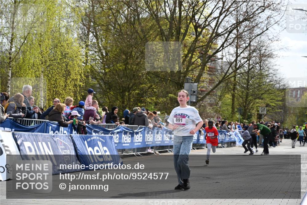 12.04.2026 - 45. Internationalen Wilhelmsburger Insellauf J. Mangold http://msf.ph/oto/9524577 12.04.2026 14:51:44 Ziel 505, 891, 512 meine-sportfotos.de