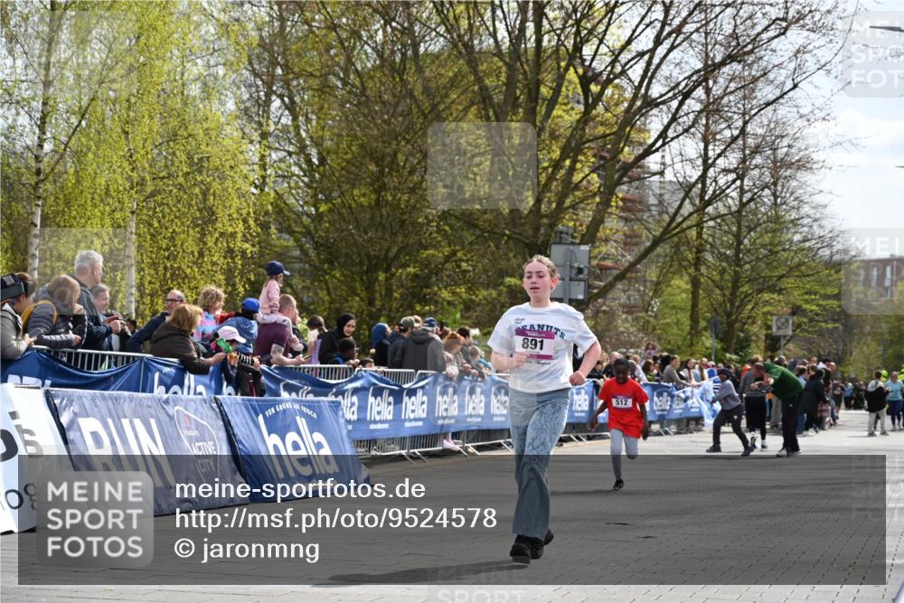 12.04.2026 - 45. Internationalen Wilhelmsburger Insellauf J. Mangold http://msf.ph/oto/9524578 12.04.2026 14:51:44 Ziel 505, 891, 512 meine-sportfotos.de