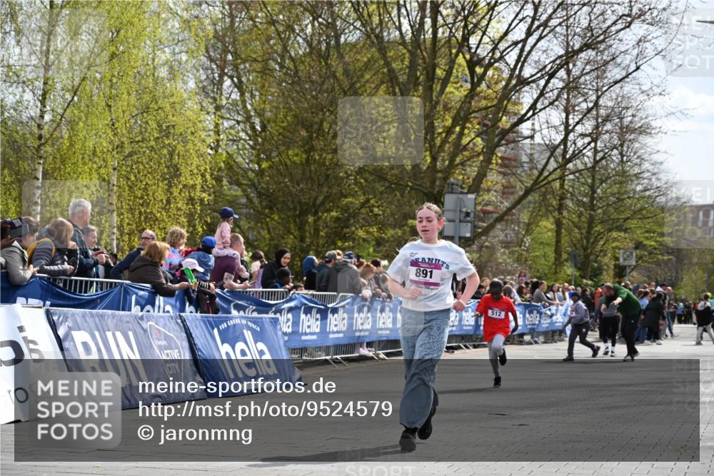 12.04.2026 - 45. Internationalen Wilhelmsburger Insellauf J. Mangold http://msf.ph/oto/9524579 12.04.2026 14:51:44 Ziel 505, 891, 512 meine-sportfotos.de