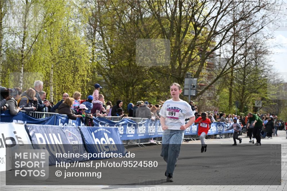 12.04.2026 - 45. Internationalen Wilhelmsburger Insellauf J. Mangold http://msf.ph/oto/9524580 12.04.2026 14:51:44 Ziel 505, 891, 512 meine-sportfotos.de