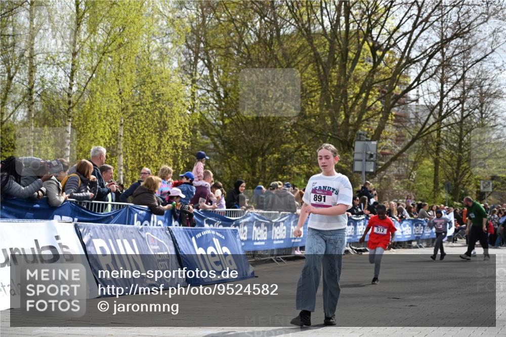 12.04.2026 - 45. Internationalen Wilhelmsburger Insellauf J. Mangold http://msf.ph/oto/9524582 12.04.2026 14:51:44 Ziel 505, 891, 512 meine-sportfotos.de