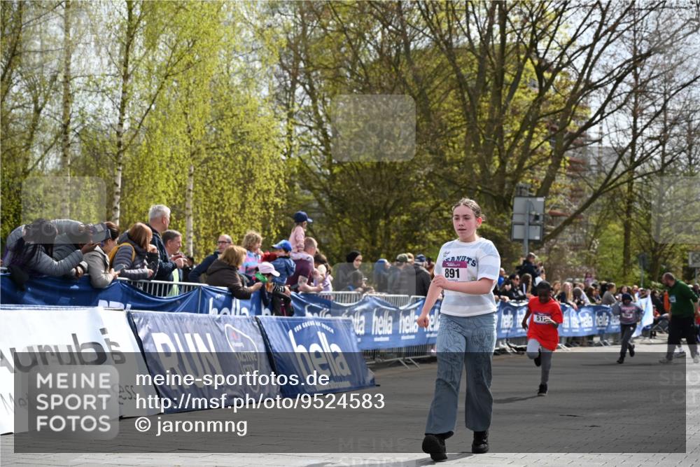 12.04.2026 - 45. Internationalen Wilhelmsburger Insellauf J. Mangold http://msf.ph/oto/9524583 12.04.2026 14:51:44 Ziel 505, 891, 512 meine-sportfotos.de