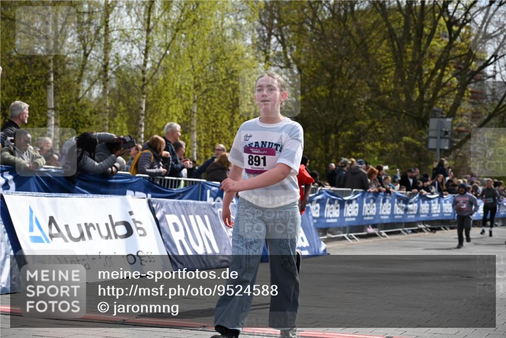 12.04.2026 - 45. Internationalen Wilhelmsburger Insellauf J. Mangold http://msf.ph/oto/9524588 12.04.2026 14:51:46 Ziel 891, 512, 394 meine-sportfotos.de