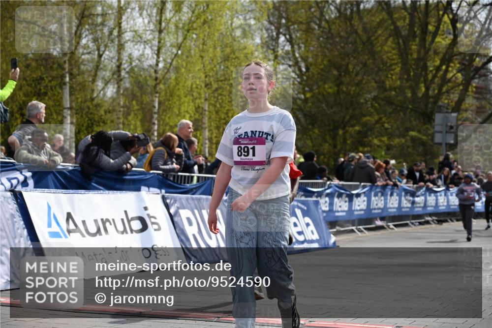 12.04.2026 - 45. Internationalen Wilhelmsburger Insellauf J. Mangold http://msf.ph/oto/9524590 12.04.2026 14:51:46 Ziel 891, 512, 394 meine-sportfotos.de