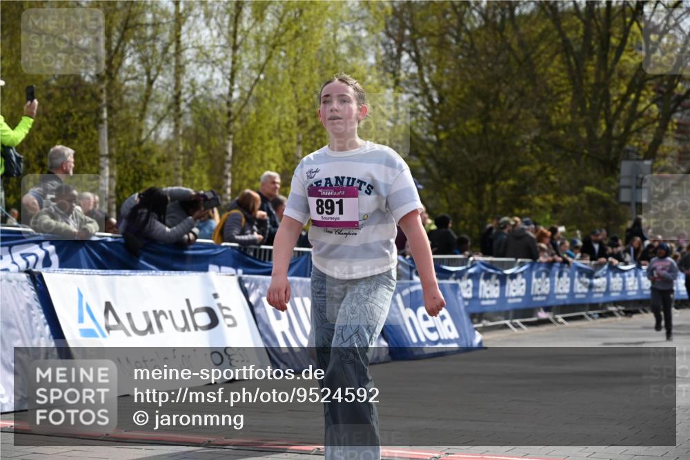 12.04.2026 - 45. Internationalen Wilhelmsburger Insellauf J. Mangold http://msf.ph/oto/9524592 12.04.2026 14:51:46 Ziel 891, 512, 394 meine-sportfotos.de
