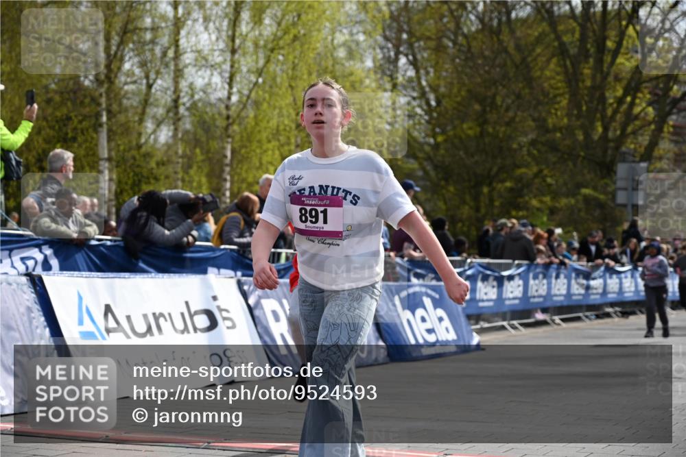 12.04.2026 - 45. Internationalen Wilhelmsburger Insellauf J. Mangold http://msf.ph/oto/9524593 12.04.2026 14:51:46 Ziel 891, 512, 394 meine-sportfotos.de