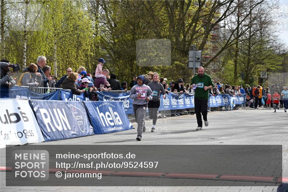 12.04.2026 - 45. Internationalen Wilhelmsburger Insellauf J. Mangold http://msf.ph/oto/9524597 12.04.2026 14:51:49 Ziel 891, 512, 394 meine-sportfotos.de