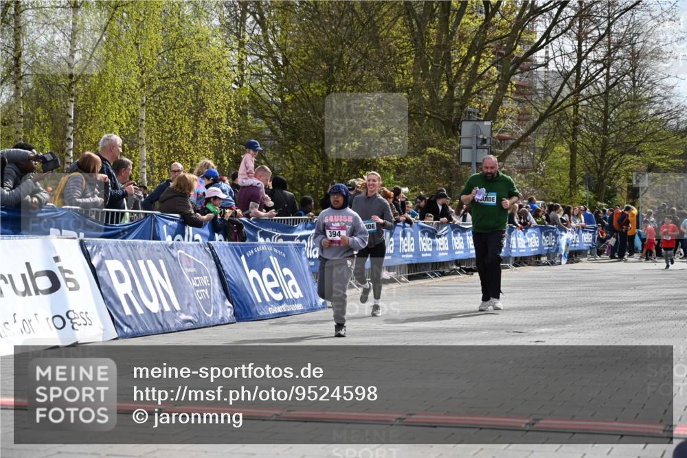 12.04.2026 - 45. Internationalen Wilhelmsburger Insellauf J. Mangold http://msf.ph/oto/9524598 12.04.2026 14:51:49 Ziel 891, 512, 394 meine-sportfotos.de