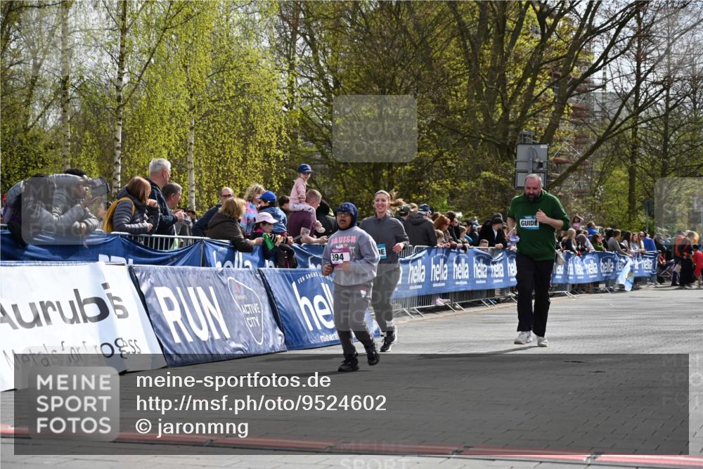 12.04.2026 - 45. Internationalen Wilhelmsburger Insellauf J. Mangold http://msf.ph/oto/9524602 12.04.2026 14:51:49 Ziel 891, 512, 394 meine-sportfotos.de