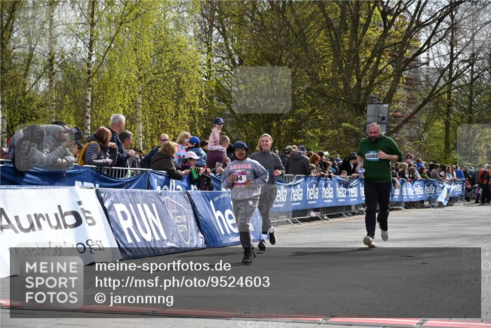 12.04.2026 - 45. Internationalen Wilhelmsburger Insellauf J. Mangold http://msf.ph/oto/9524603 12.04.2026 14:51:49 Ziel 891, 512, 394 meine-sportfotos.de