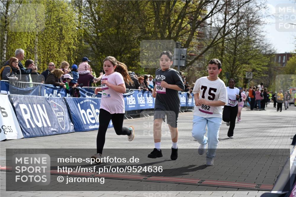 12.04.2026 - 45. Internationalen Wilhelmsburger Insellauf J. Mangold http://msf.ph/oto/9524636 12.04.2026 14:52:03 Ziel 520, 350, 892, 490, 114 meine-sportfotos.de