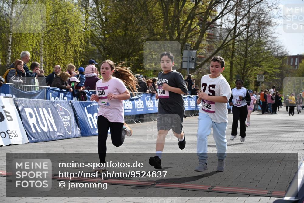 12.04.2026 - 45. Internationalen Wilhelmsburger Insellauf J. Mangold http://msf.ph/oto/9524637 12.04.2026 14:52:03 Ziel 520, 350, 892, 490, 114 meine-sportfotos.de