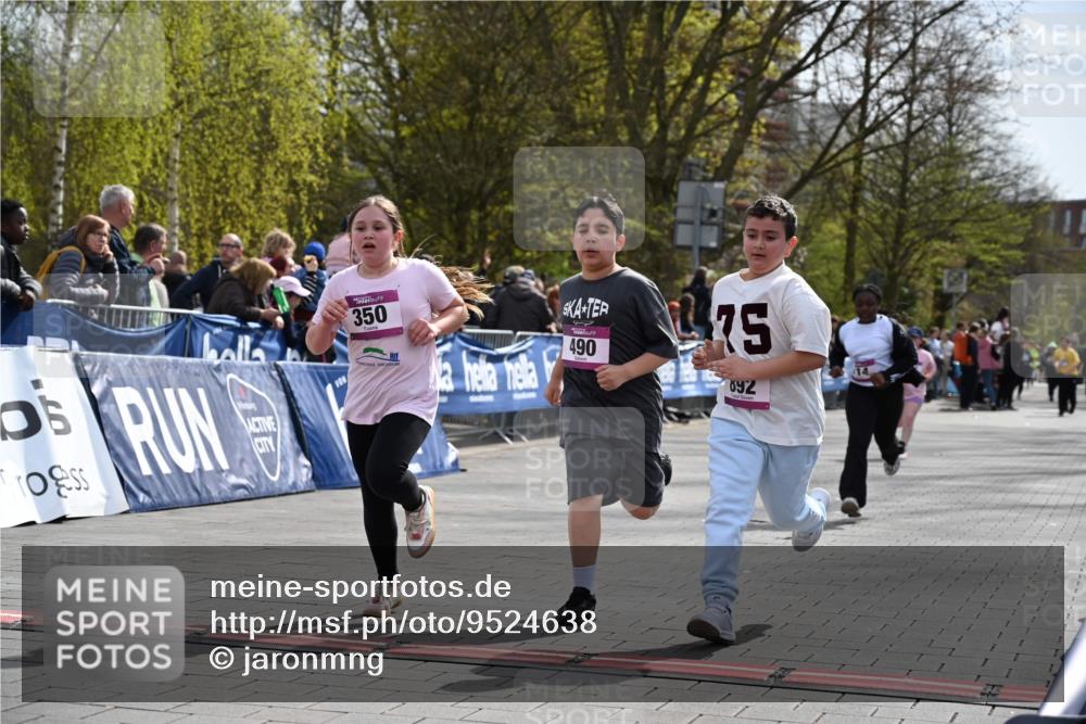 12.04.2026 - 45. Internationalen Wilhelmsburger Insellauf J. Mangold http://msf.ph/oto/9524638 12.04.2026 14:52:03 Ziel 520, 350, 892, 490, 114 meine-sportfotos.de