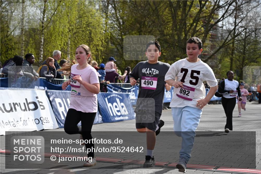 12.04.2026 - 45. Internationalen Wilhelmsburger Insellauf J. Mangold http://msf.ph/oto/9524642 12.04.2026 14:52:03 Ziel 520, 350, 892, 490, 114 meine-sportfotos.de