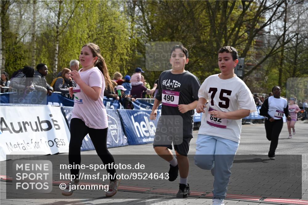 12.04.2026 - 45. Internationalen Wilhelmsburger Insellauf J. Mangold http://msf.ph/oto/9524643 12.04.2026 14:52:03 Ziel 520, 350, 892, 490, 114 meine-sportfotos.de