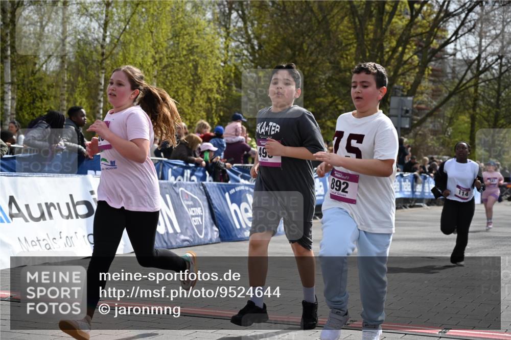 12.04.2026 - 45. Internationalen Wilhelmsburger Insellauf J. Mangold http://msf.ph/oto/9524644 12.04.2026 14:52:03 Ziel 520, 350, 892, 490, 114 meine-sportfotos.de