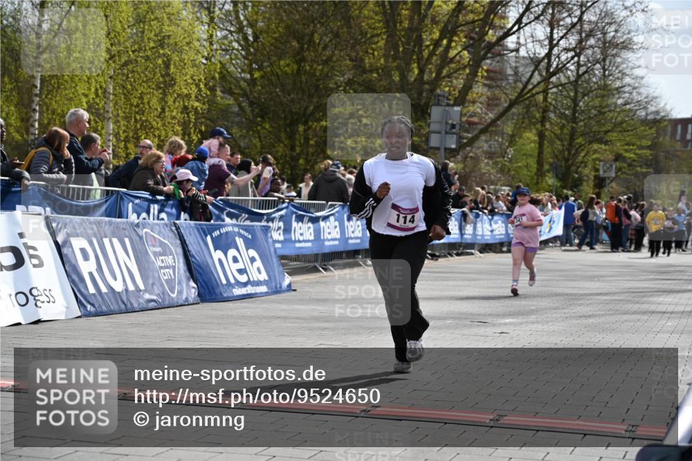 12.04.2026 - 45. Internationalen Wilhelmsburger Insellauf J. Mangold http://msf.ph/oto/9524650 12.04.2026 14:52:04 Ziel 520, 350, 892, 490, 114, 341 meine-sportfotos.de