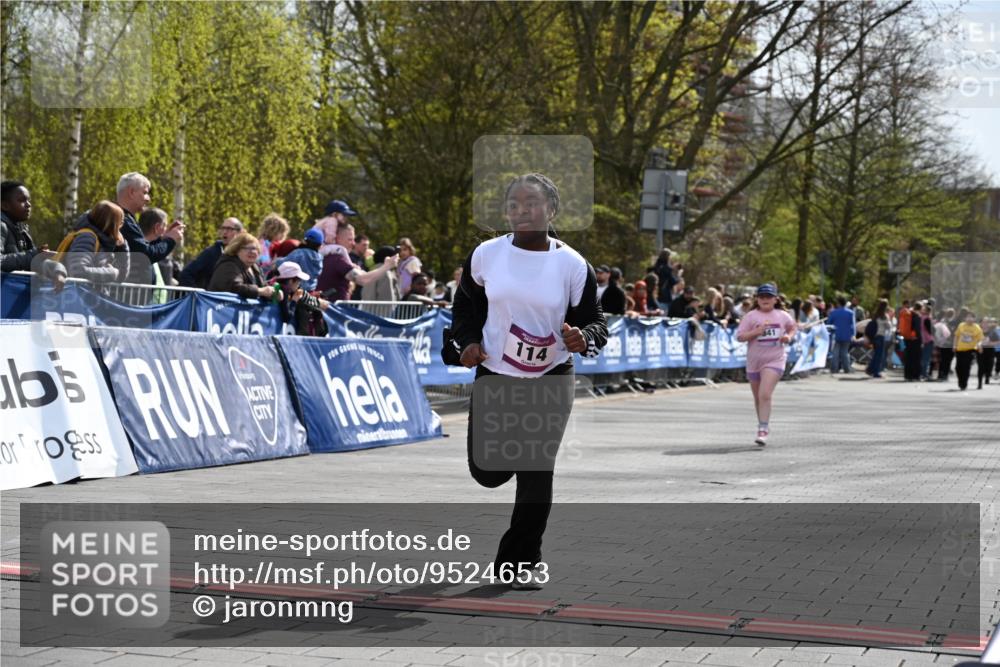 12.04.2026 - 45. Internationalen Wilhelmsburger Insellauf J. Mangold http://msf.ph/oto/9524653 12.04.2026 14:52:05 Ziel 520, 350, 892, 490, 114, 341 meine-sportfotos.de
