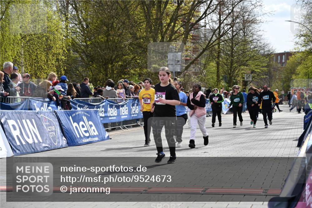 12.04.2026 - 45. Internationalen Wilhelmsburger Insellauf J. Mangold http://msf.ph/oto/9524673 12.04.2026 14:52:17 Ziel 349, 581 meine-sportfotos.de