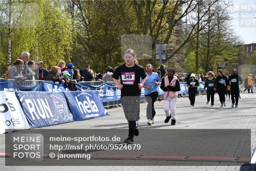 12.04.2026 - 45. Internationalen Wilhelmsburger Insellauf J. Mangold http://msf.ph/oto/9524679 12.04.2026 14:52:17 Ziel 349, 581 meine-sportfotos.de