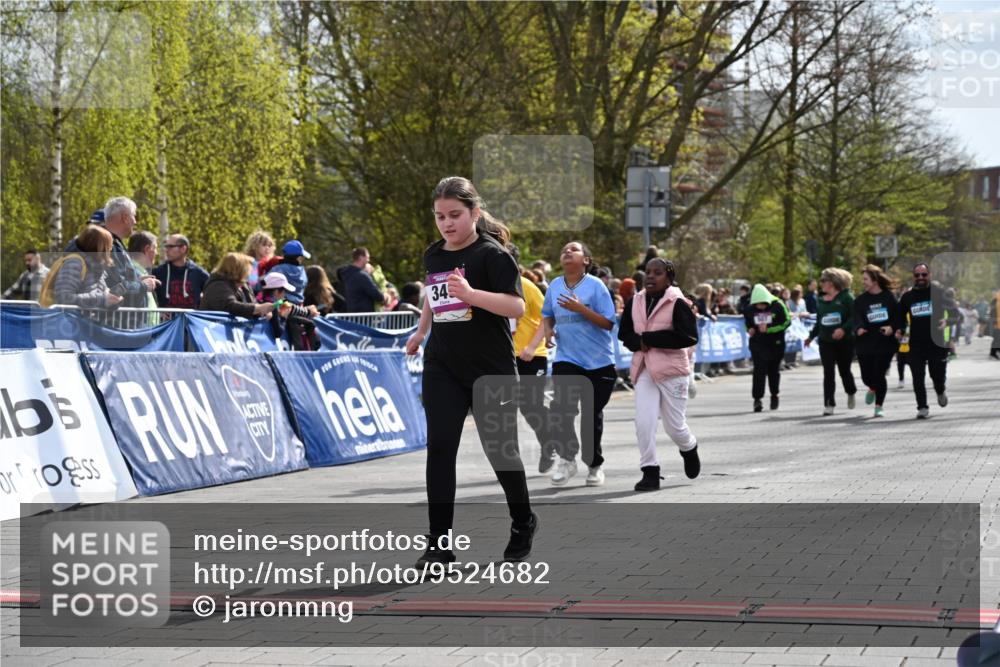 12.04.2026 - 45. Internationalen Wilhelmsburger Insellauf J. Mangold http://msf.ph/oto/9524682 12.04.2026 14:52:18 Ziel 349, 581 meine-sportfotos.de