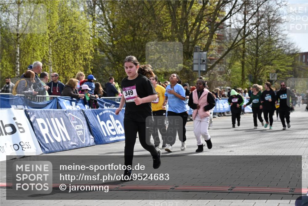 12.04.2026 - 45. Internationalen Wilhelmsburger Insellauf J. Mangold http://msf.ph/oto/9524683 12.04.2026 14:52:18 Ziel 349, 581 meine-sportfotos.de
