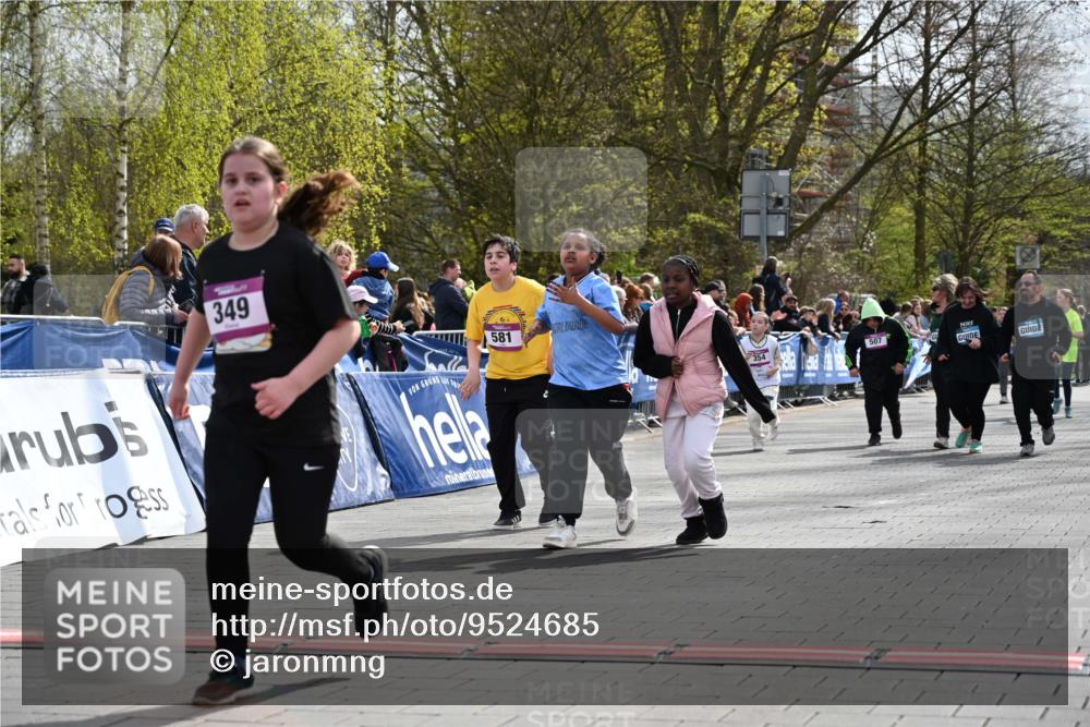 12.04.2026 - 45. Internationalen Wilhelmsburger Insellauf J. Mangold http://msf.ph/oto/9524685 12.04.2026 14:52:18 Ziel 349, 581 meine-sportfotos.de