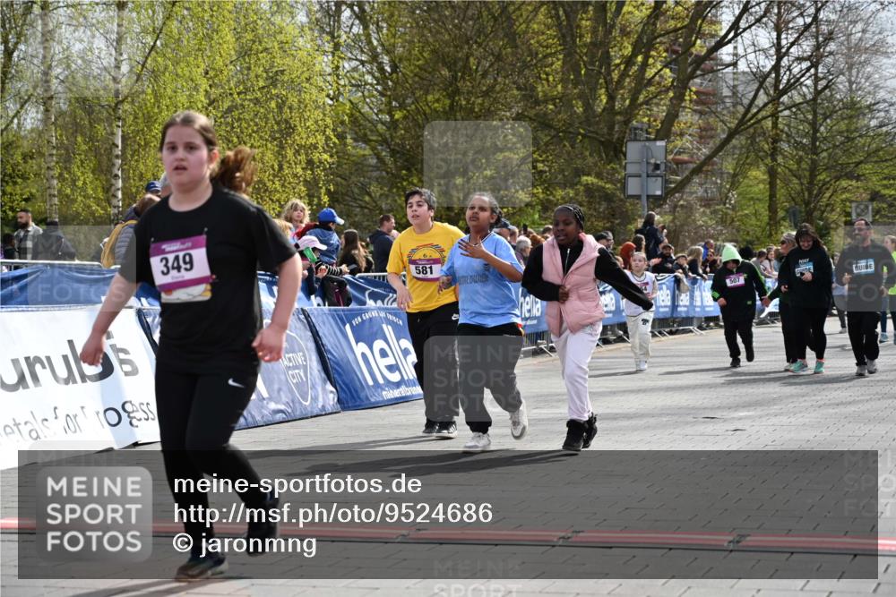 12.04.2026 - 45. Internationalen Wilhelmsburger Insellauf J. Mangold http://msf.ph/oto/9524686 12.04.2026 14:52:18 Ziel 349, 581 meine-sportfotos.de