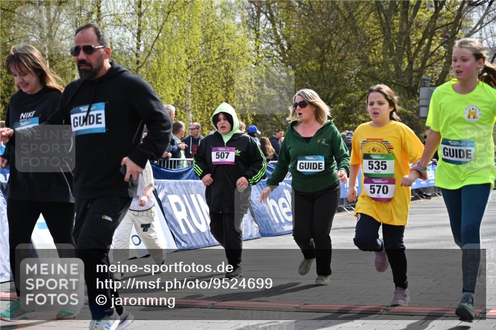 12.04.2026 - 45. Internationalen Wilhelmsburger Insellauf J. Mangold http://msf.ph/oto/9524699 12.04.2026 14:52:25 Ziel 570, 354, 507, 498 meine-sportfotos.de