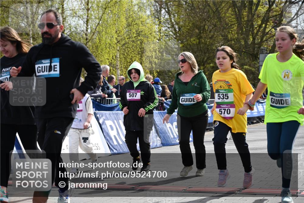 12.04.2026 - 45. Internationalen Wilhelmsburger Insellauf J. Mangold http://msf.ph/oto/9524700 12.04.2026 14:52:25 Ziel 570, 354, 507, 498 meine-sportfotos.de
