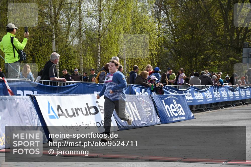 12.04.2026 - 45. Internationalen Wilhelmsburger Insellauf J. Mangold http://msf.ph/oto/9524711 12.04.2026 14:52:28 Ziel 570, 354, 507, 498 meine-sportfotos.de