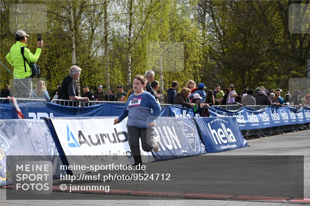 12.04.2026 - 45. Internationalen Wilhelmsburger Insellauf J. Mangold http://msf.ph/oto/9524712 12.04.2026 14:52:28 Ziel 570, 354, 507, 498 meine-sportfotos.de