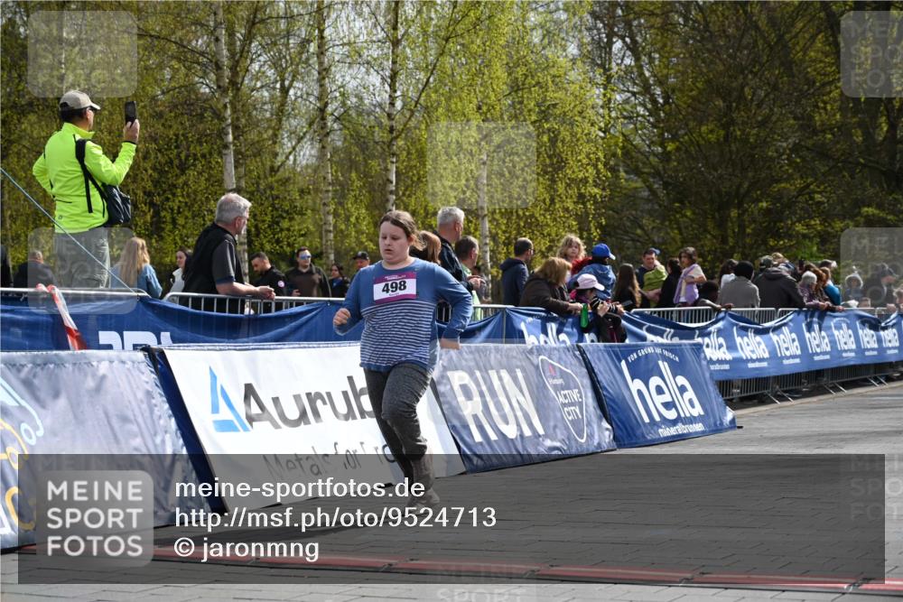 12.04.2026 - 45. Internationalen Wilhelmsburger Insellauf J. Mangold http://msf.ph/oto/9524713 12.04.2026 14:52:28 Ziel 570, 354, 507, 498 meine-sportfotos.de