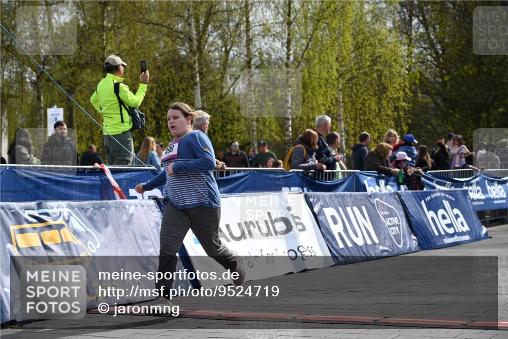 12.04.2026 - 45. Internationalen Wilhelmsburger Insellauf J. Mangold http://msf.ph/oto/9524719 12.04.2026 14:52:29 Ziel 570, 354, 507, 498 meine-sportfotos.de