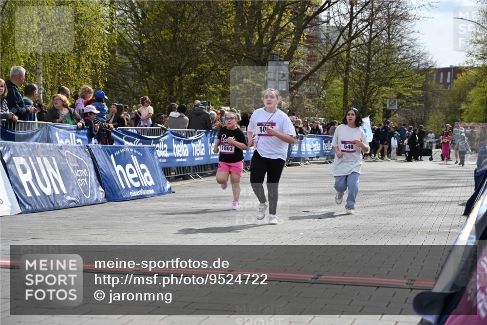 12.04.2026 - 45. Internationalen Wilhelmsburger Insellauf J. Mangold http://msf.ph/oto/9524722 12.04.2026 14:52:37 Ziel 1053, 546, 1803 meine-sportfotos.de