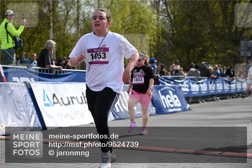 12.04.2026 - 45. Internationalen Wilhelmsburger Insellauf J. Mangold http://msf.ph/oto/9524739 12.04.2026 14:52:39 Ziel 1053, 546, 1803 meine-sportfotos.de
