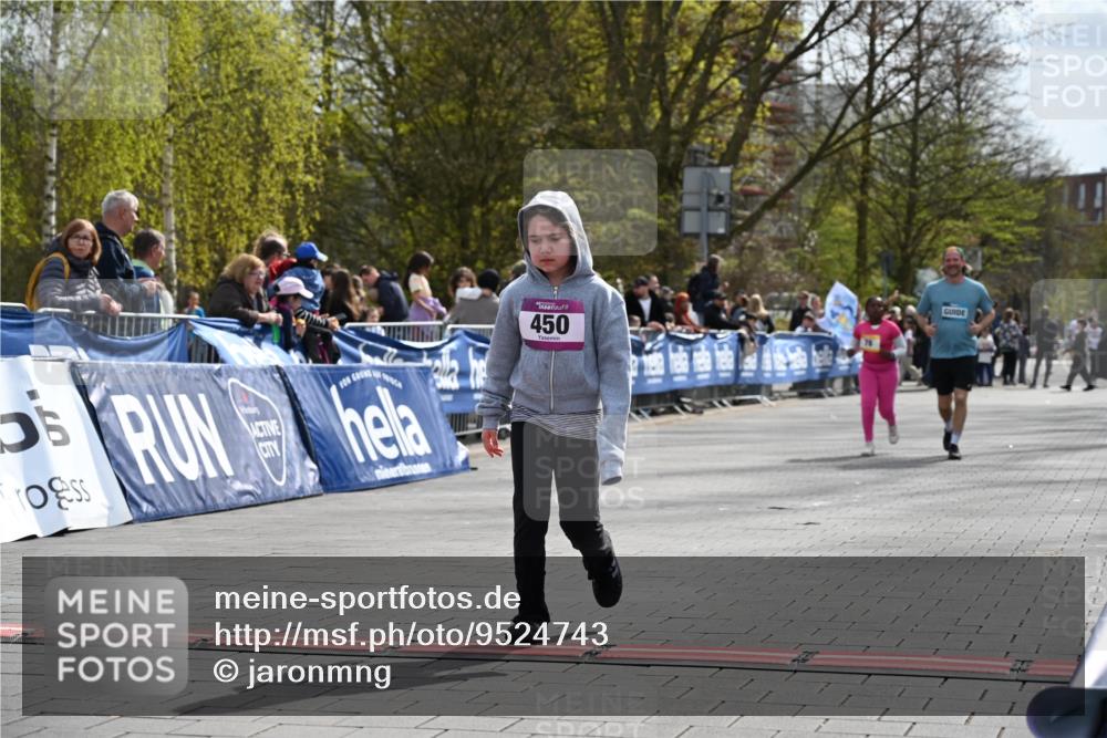 12.04.2026 - 45. Internationalen Wilhelmsburger Insellauf J. Mangold http://msf.ph/oto/9524743 12.04.2026 14:52:47 Ziel 450 meine-sportfotos.de