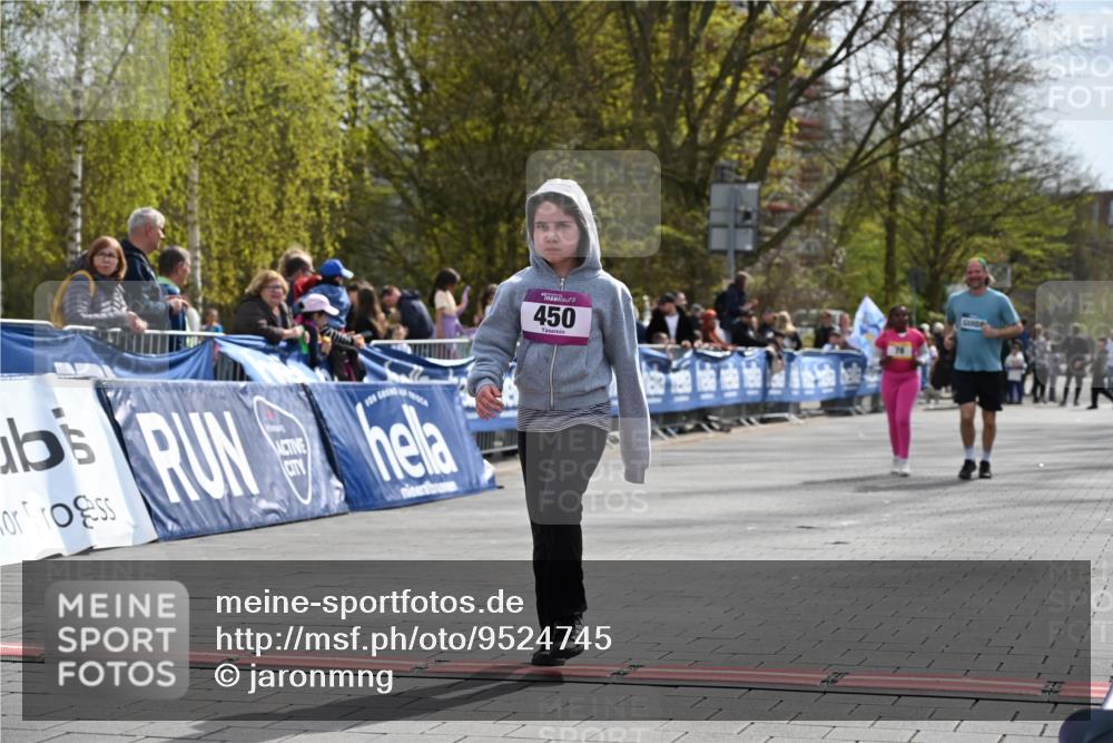 12.04.2026 - 45. Internationalen Wilhelmsburger Insellauf J. Mangold http://msf.ph/oto/9524745 12.04.2026 14:52:47 Ziel 450 meine-sportfotos.de