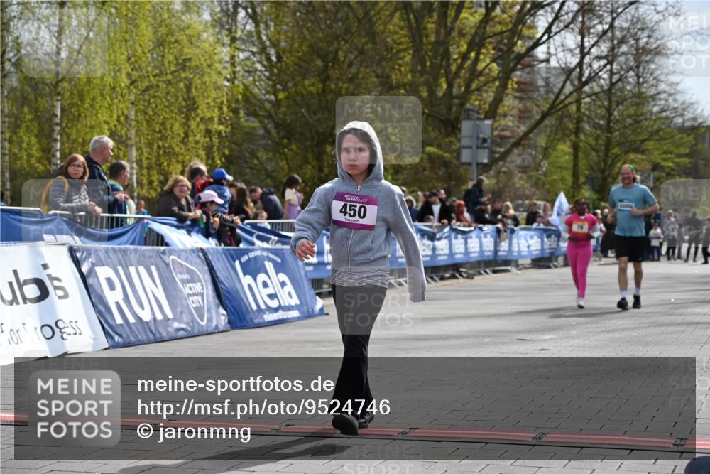 12.04.2026 - 45. Internationalen Wilhelmsburger Insellauf J. Mangold http://msf.ph/oto/9524746 12.04.2026 14:52:47 Ziel 450 meine-sportfotos.de