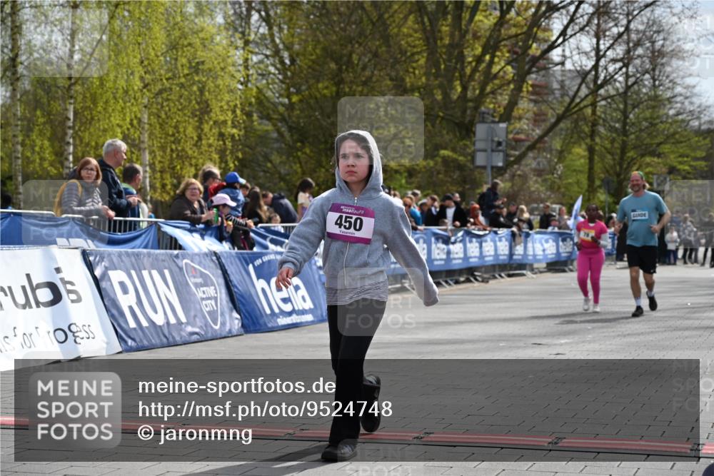 12.04.2026 - 45. Internationalen Wilhelmsburger Insellauf J. Mangold http://msf.ph/oto/9524748 12.04.2026 14:52:47 Ziel 450 meine-sportfotos.de