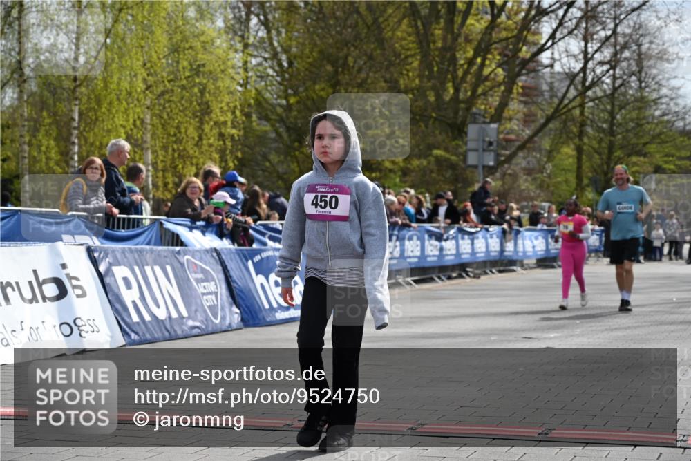 12.04.2026 - 45. Internationalen Wilhelmsburger Insellauf J. Mangold http://msf.ph/oto/9524750 12.04.2026 14:52:48 Ziel 450 meine-sportfotos.de
