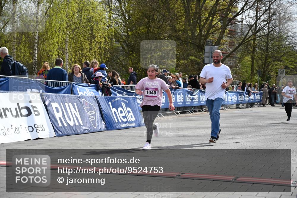 12.04.2026 - 45. Internationalen Wilhelmsburger Insellauf J. Mangold http://msf.ph/oto/9524753 12.04.2026 14:53:01 Ziel 1040, 509 meine-sportfotos.de